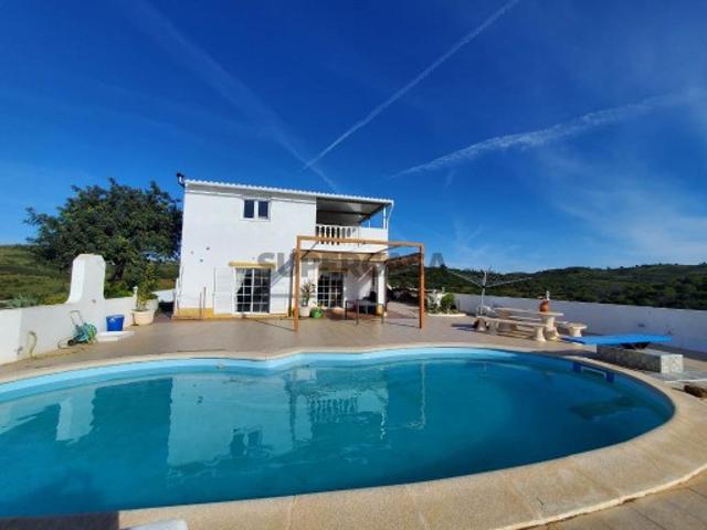 Moradia com Piscina e Amplo Terreno em Tavira