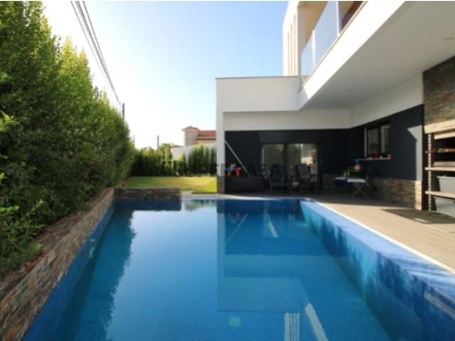 Moradia com piscina e acabamentos de luxo