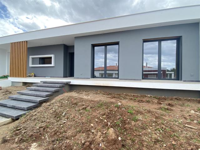 Moradia com piscina e garagem no Nadadouro 117m² Nadadouro