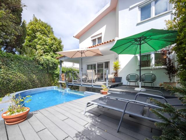 Moradia com piscina e jardim em Cascais