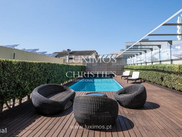 Moradia com piscina e jardim, para venda, em Miramar, V. N. Gaia
