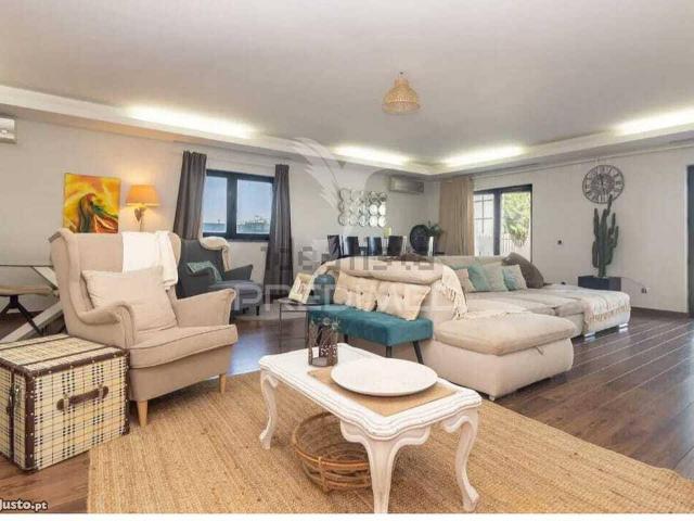 Moradia com piscina e lote de 740 m2