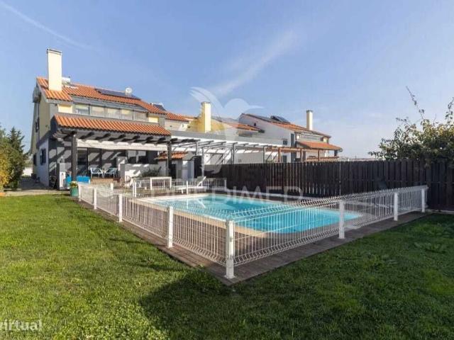 Moradia com piscina e lote de 740 m2