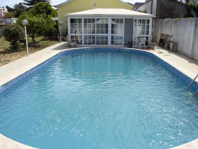 Moradia com Piscina e Terreno com 735m2
