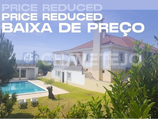 Moradia com piscina e terreno junto cidade, com vista desafogada