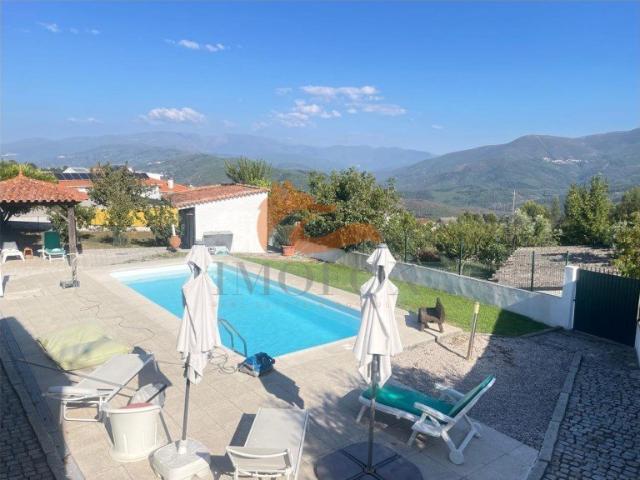 Moradia com piscina e vistas espetaculares sobre todo o vale. 126m² Santa Ovaia