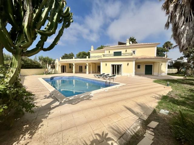Moradia com Piscina em Albufeira Zona Residencial Muito Procurada