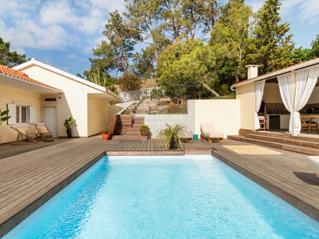 Moradia com Piscina em Terreno de 2.121 m² na Charneca da Caparica