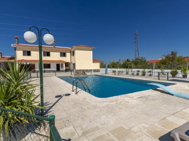 Moradia com Piscina, Garagem e Amplo Logradouro na Quinta do Conde