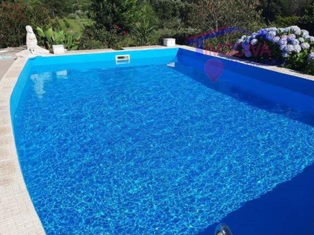 Moradia com piscina, jardim e anexos em Vila Facaia