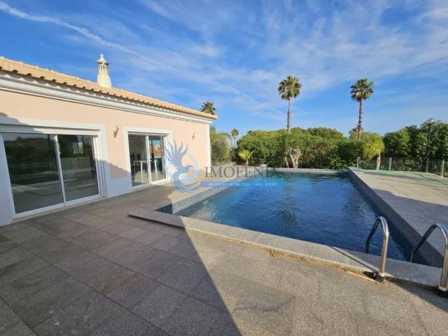 Moradia com piscina localizada a 100m do Palmares Golf e jun. 396m² Odiáxere