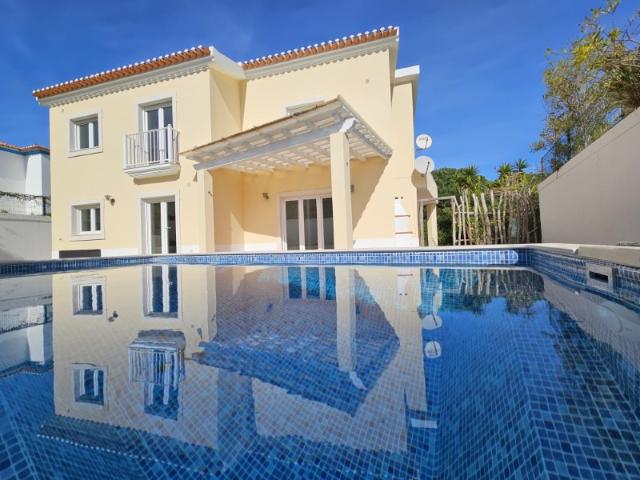 Moradia com piscina próxima de vários campos de golfe