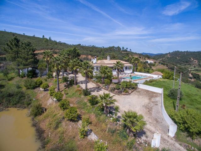 Moradia Com Piscina, Ruina E Lago Natural Próxima De Lagos. 277m² Lagos