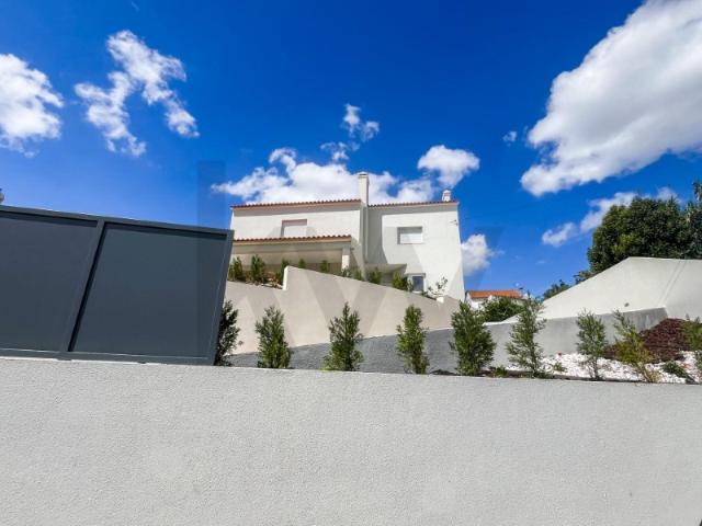 Moradia com Piscina, Terreno de 1.094 m² e Vista Desafogada perto de Torres Vedras