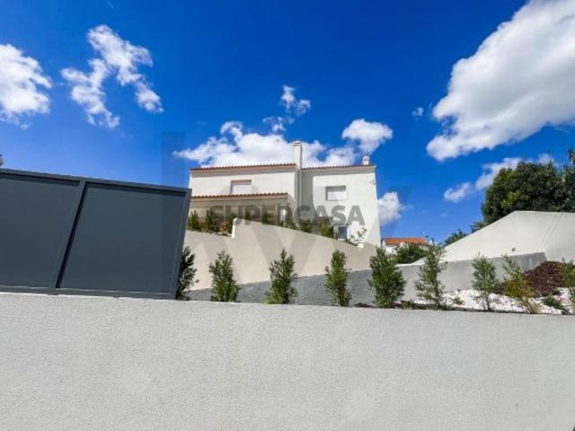 Moradia com Piscina, Terreno de 1.094 m² e Vista Desafogada perto de Torres Vedras