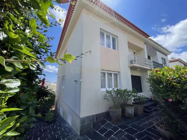 Moradia com Potencial Único no Centro da Cidade de Ponta Delgada