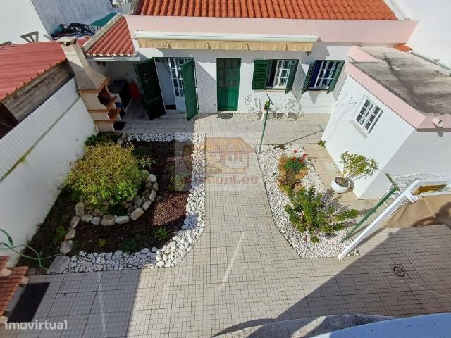 Moradia com ptio em aldeia 5 minutos das praias