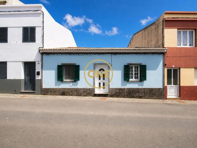 Moradia com Quintal no Coração de Ponta Delgada