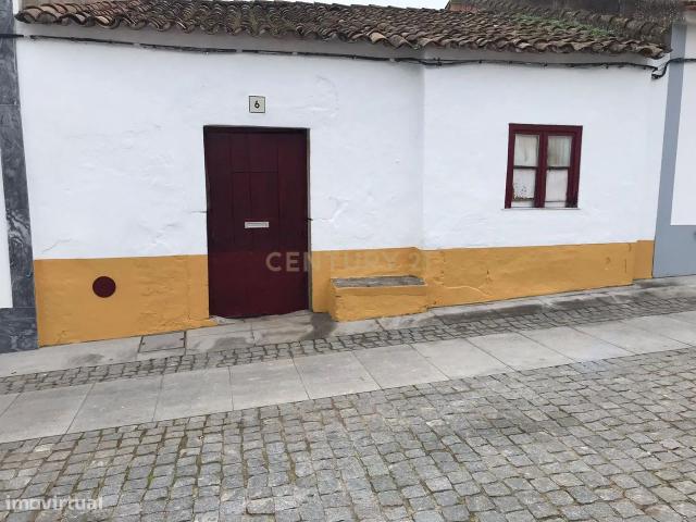 Moradia com quintal para remodelao em Viana do Alentejo