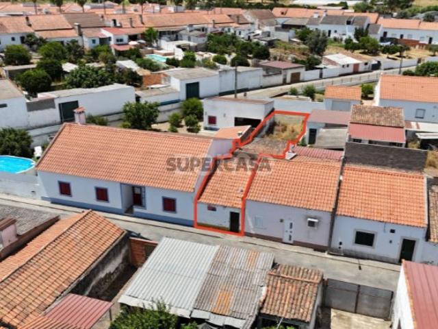 Moradia com Quintal para Venda em Canhestros