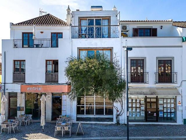 Moradia com restaurante e duplex no centro de Tavira
