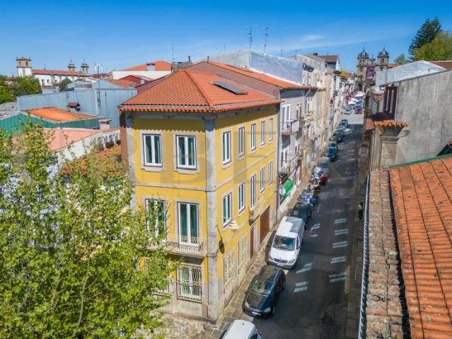 Moradia com Rooftop e Elevador a 100m da Sé de Braga Mobilada e Equipada