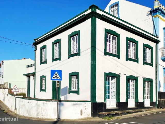 Moradia composta por 2 apartamentos T1 + T2 na Vila de Porto Judeu