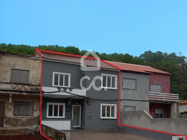Moradia composta por 2 apartamentos T2, Vila da Praia da Vitória, Santa Cruz