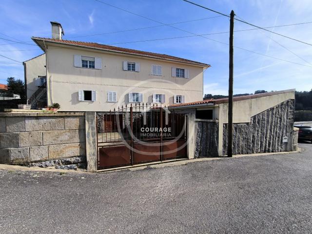 Moradia T5, com logradouro, garagem e aquecimento central 2 andares moradia Paredes de coura