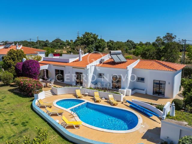 Moradia confortável de três quartos com piscina e vista mar distante