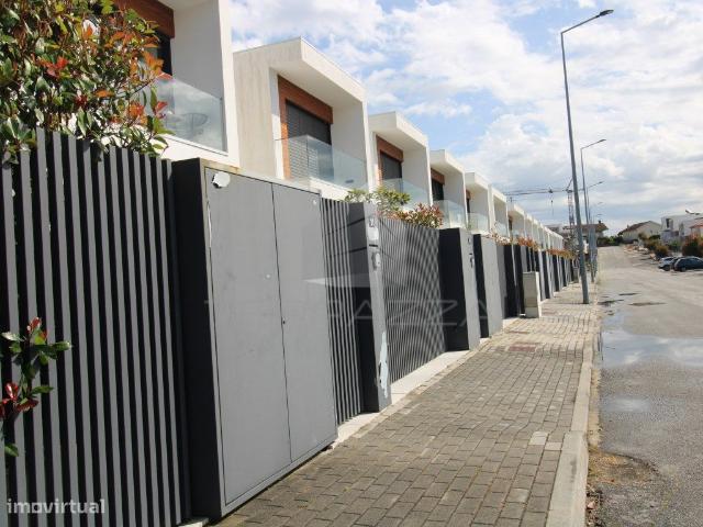 Moradia contempornea T3+1 com piscina