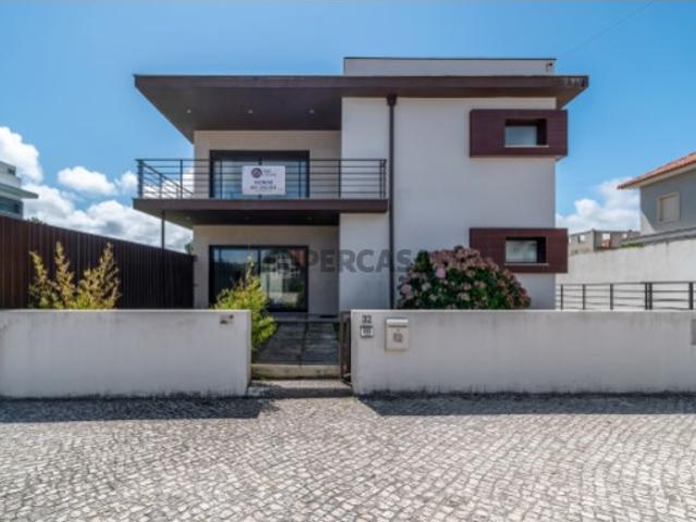 Moradia contemporânea com piscina privada em Salir do Porto