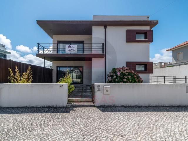 Moradia contemporânea com piscina privada em Salir do Porto