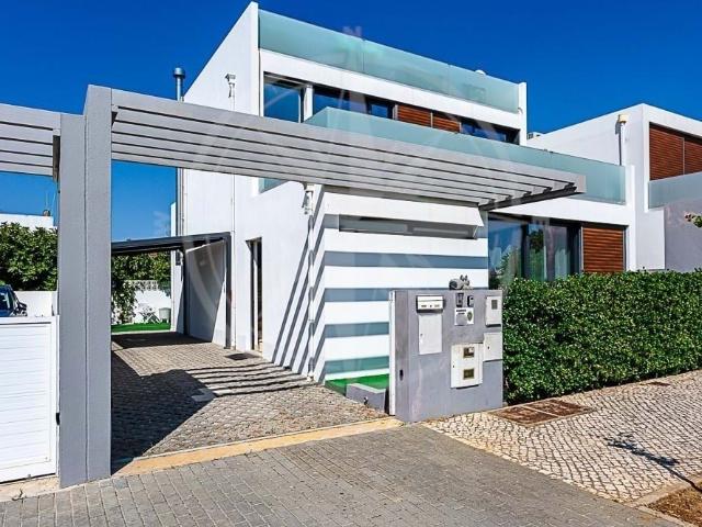 Moradia contemporânea com três quartos, vista mar e espaço para piscina privada