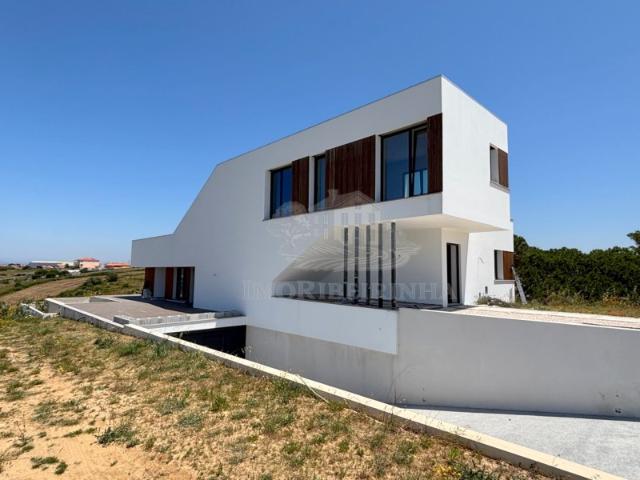 Moradia Contemporânea com Vista Mar e Serra em Sintra