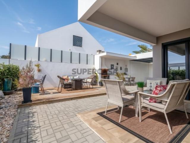 Moradia Contemporânea com 3 Quartos e Jardim Próxima de Caldas da Rainha