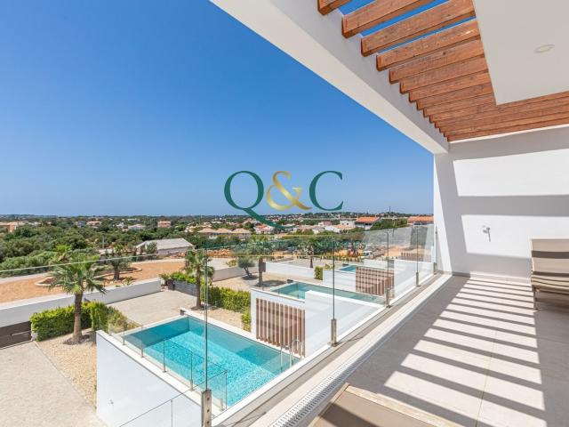 Moradia Contemporânea com 4 Quartos, Cave e Piscina, Inserid. 345m² Almancil