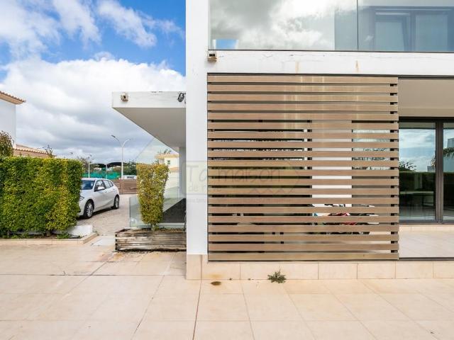 Moradia contemporânea com 4 quartos localizada no Montenegro 227m² Montenegro