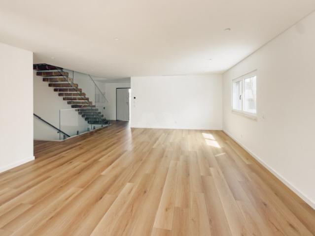 Moradia contemporânea com 4 quartos, piscina e vista para a cidade em Cascais, a poucos minutos da praia