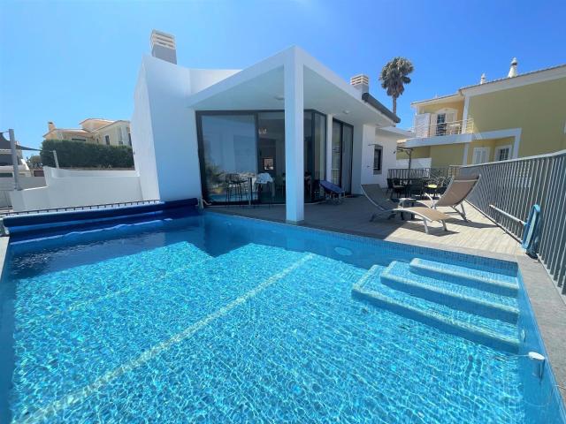 Moradia Contemporânea de 4 Quartos com Vista Mar Situada a u. 204m² Lagos