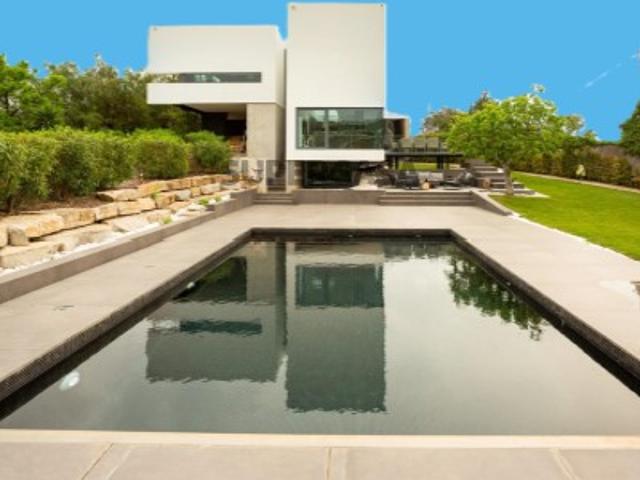 Moradia contemporânea de 4 quartos com piscina