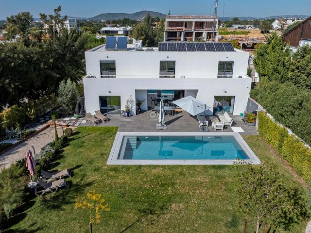 Moradia Contemporânea de Luxo T4 com Piscina Privada e jardim em Almancil
