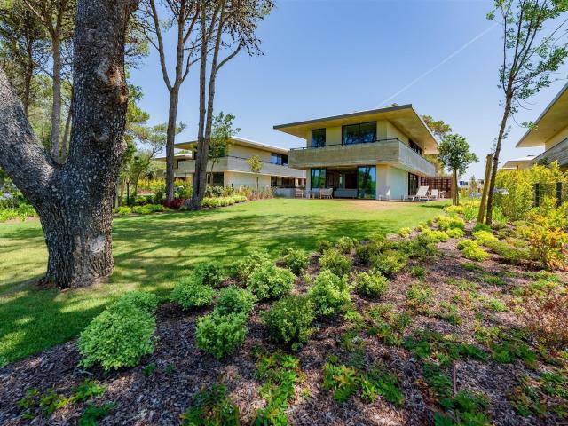 Moradia Contemporânea de Luxo com Piscina no Exclusivo Condomínio SandWoods, Cascais