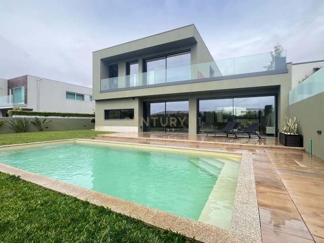 Moradia Contemporânea de Luxo em Azurara | Elegância, Privacidade e Distinção