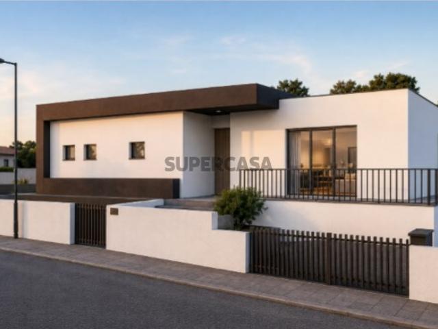 Moradia contemporânea em construção, perto da Praia e com vista para a Serra de Montejunto