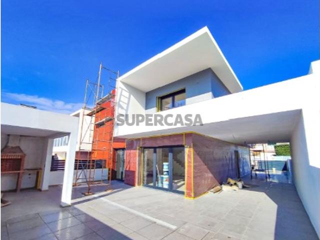 Moradia Contemporânea Nova T3 com Terraços, Vista Mar, Logradouro e Garagem a 1km da Ericeira