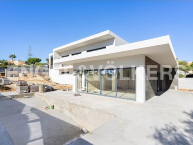Moradia Contemporânea no Carvoeiro