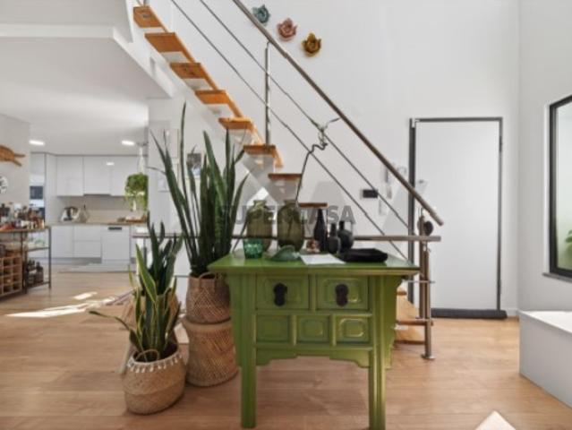 Moradia contemporânea T3+1 em Almada Vale Flores