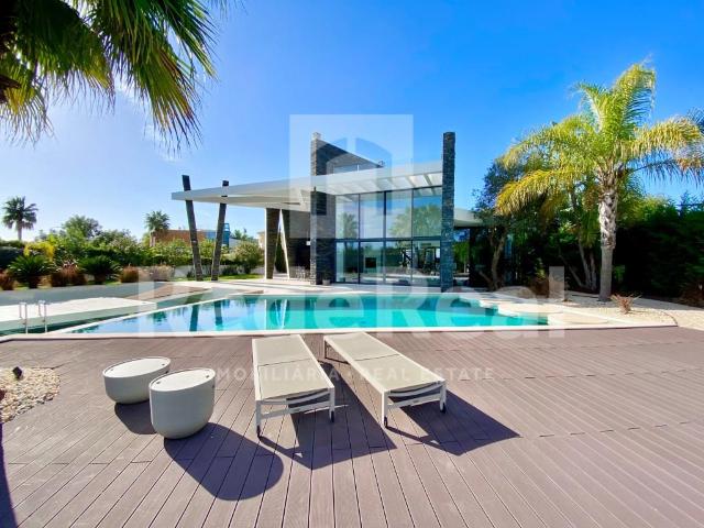 Moradia Contemporânea T3+2 com vista mar a 2 km da Praia 0m² Estômbar e parchal