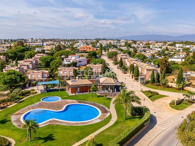 Moradia contemporânea T3 em condomínio, piscina e jardim no. 153m² Lagoa e Carvoeiro
